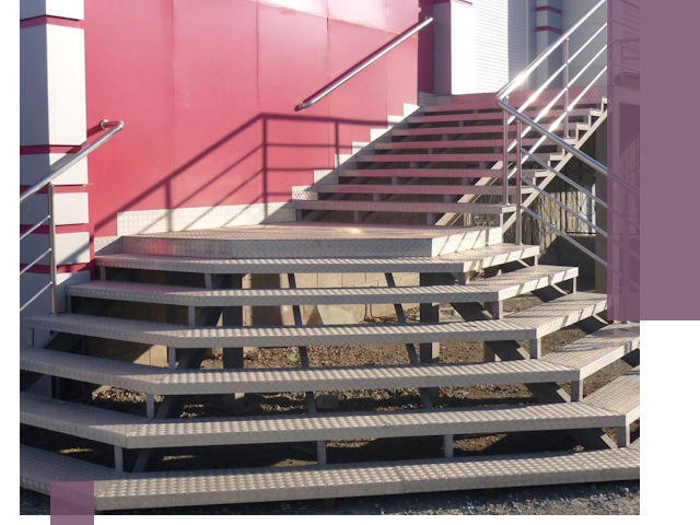 Лестницы для магазина в Крымске — изготовление и монтаж