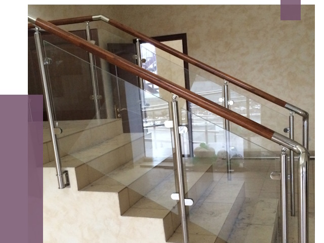 Комбинированные перила из металла и дерева в Крымске