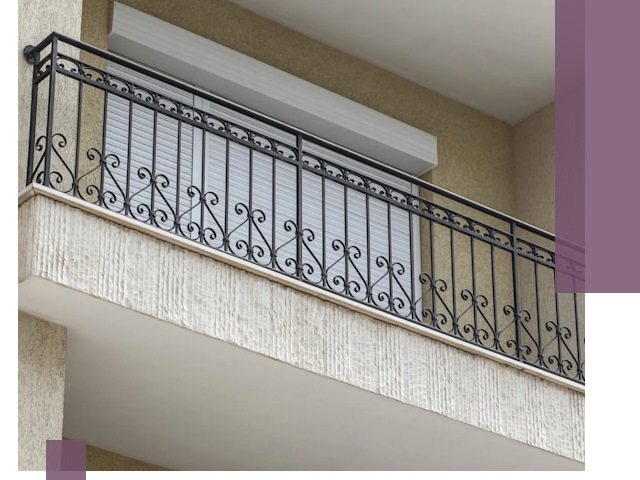 Балконные ограждения из металла и стекла в Крымске для домов